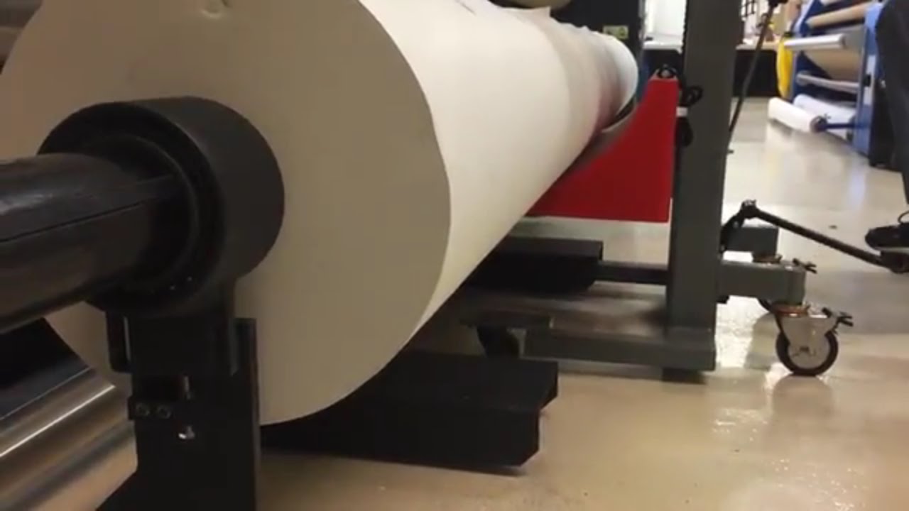 Большой рулон печатной бумаги