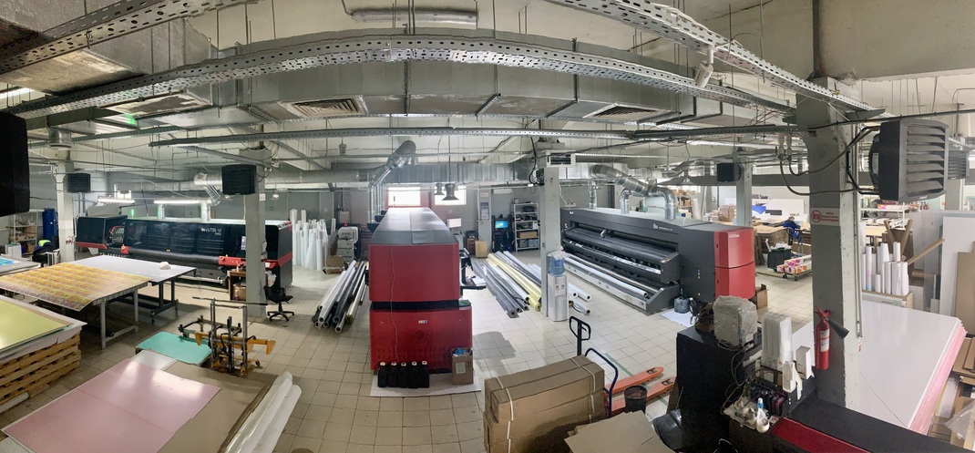 Панорама склада с промышленными принтерами