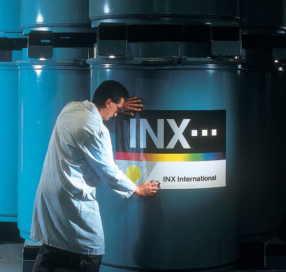 Фотография мужчины клеящего логотип компания INX Мужчина клеет логотип компания INX
