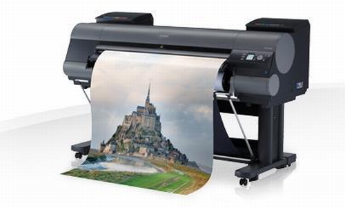 Печатающий принтер (сбоку издали)